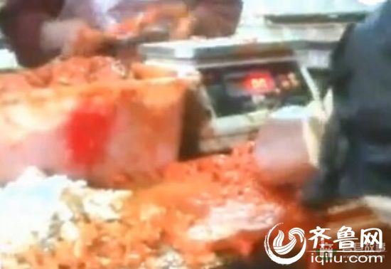日照莒縣黑作坊徒手串肉令人作嘔 記者舉報(bào)無(wú)人查處