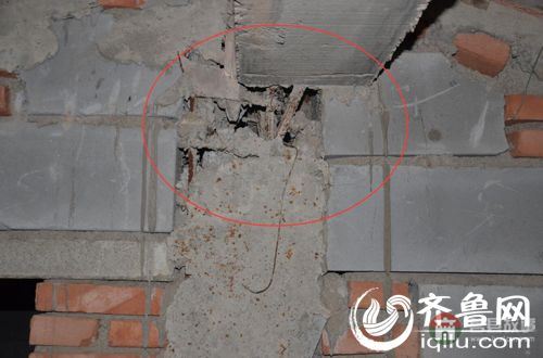 莒縣寨里河鎮(zhèn)雙石頭村樓房開裂，樓上倒水樓下下雨