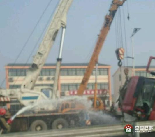 莒縣陵陽鎮(zhèn)又發(fā)生車禍，東上莊油罐車側(cè)翻，導(dǎo)致交通擁堵
