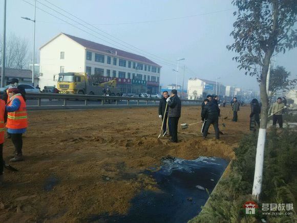 莒縣陵陽鎮(zhèn)又發(fā)生車禍，東上莊油罐車側(cè)翻，導(dǎo)致交通擁堵