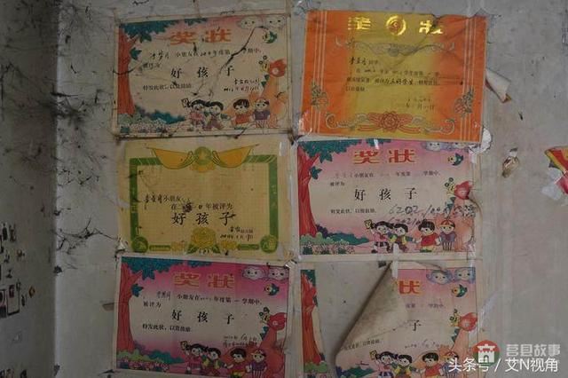 被父母狠心拋棄的三個(gè)孩子，只認(rèn)爺爺不認(rèn)爹