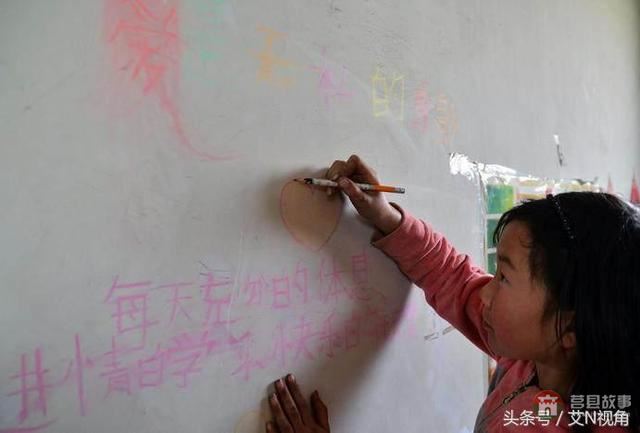 被父母狠心拋棄的三個(gè)孩子，只認(rèn)爺爺不認(rèn)爹