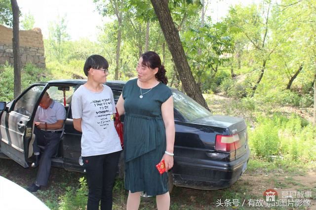山東莒縣貧寒學(xué)子得高榜，眾人欣喜齊探望