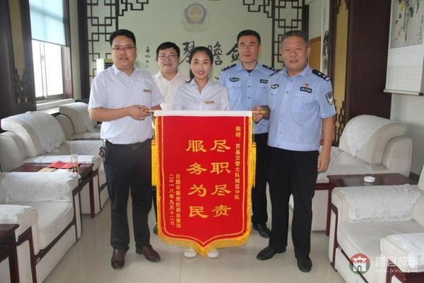 莒縣新世紀一女員工突發(fā)急病，莒縣交警開道緊急護送